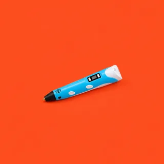 AirGraph, el bolígrafo de impresión 3D azul claro con su boquilla negra y su punta de latón, sobre fondo bermellón