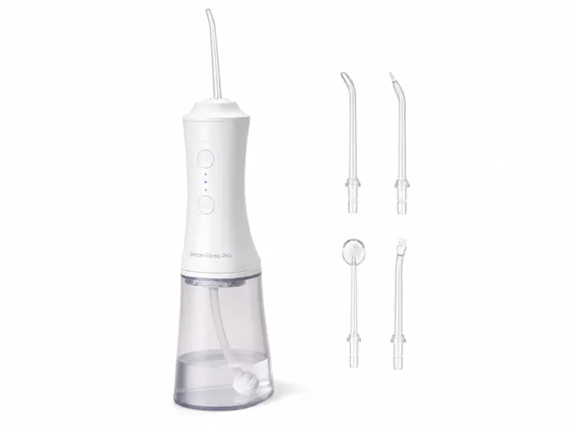 BetterFloss Pro, den hvide, trådløse mundskyller med gennemsigtig dyse og gennemsigtig tank. Ved siden af står ekstra dyser.
