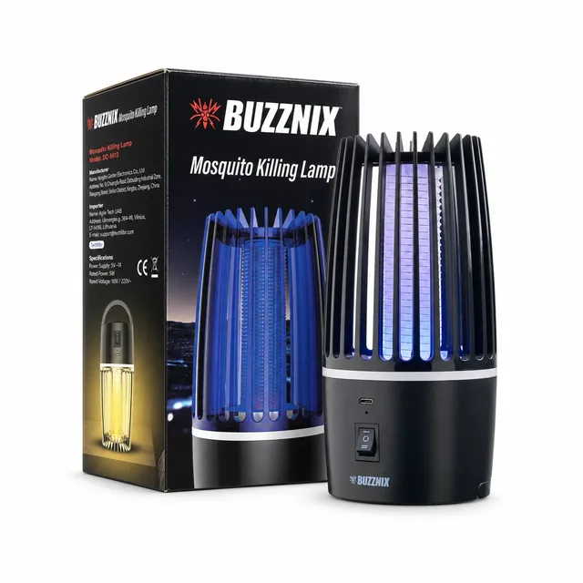 Den sorte BuzzNix-lampe med den lilla, oplyste kerne inde i et bur af sorte stænger foran den sorte æske med påskriften BUZZNIX og Mosquito Killing Lamp, på hvid baggrund