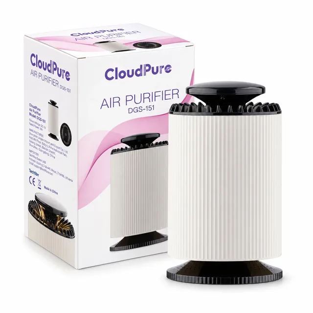 Den hvide, riflede CloudPure-luftrenser med sorte lameller, topdæksel og fod foran den hvide æske med påskriften CloudPure, AIR PURIFIER og DGS-151, på hvid baggrund