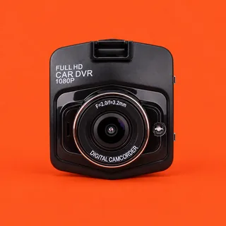 DashSentry, det sorte firkantede bilkamera set forfra, med den runde linse og ordene Full HD Car DVR 1080P på fronten, på en orangerød baggrund
