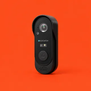 Nexentry, den sorte videodørklokke under sin afskærmning, med linsen i en sølvring, den runde ringeknap og højttalergitteret forneden, på en orangerød baggrund