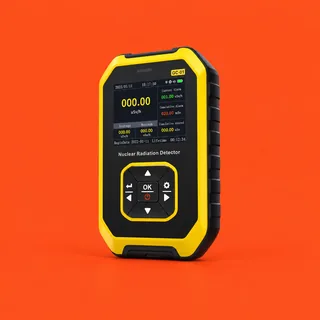 PrecisionRad, el detector de radiación de mano, negro con el borde amarillo, la pantalla a color sobre un teclado enmarcado en amarillo, de pie y algo girado hacia la izquierda, sobre fondo bermellón