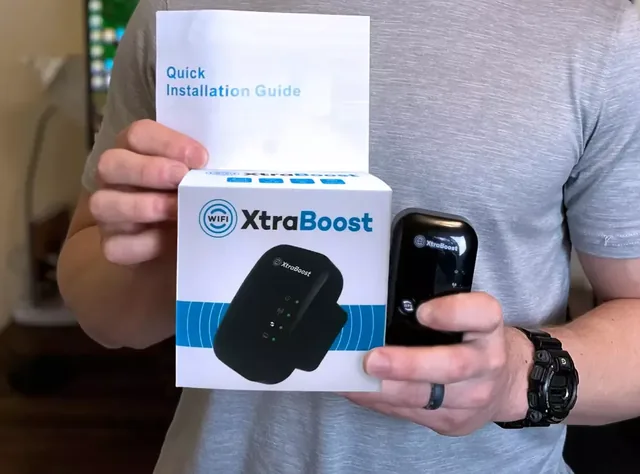 Due mani tengono la confezione del WiFi XtraBoost, il dispositivo e la sua guida rapida all'installazione