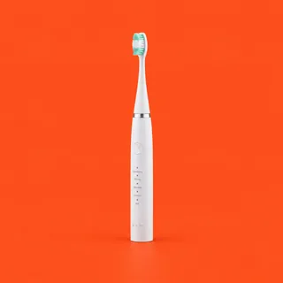 SonicScale, la brosse à dents électrique blanche, à ultrasons, sur fond vermillon