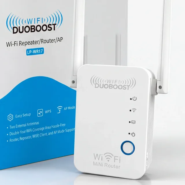 Den hvide WiFi DuoBoost med de to antenner rejst står foran sin hvide og blå æske, der er trykt med WIFI DUOBOOST, Wi-Fi Repeater/Router/AP og LP-WR17
